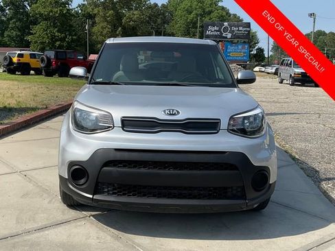 Used 2018 Kia Soul Base image 2