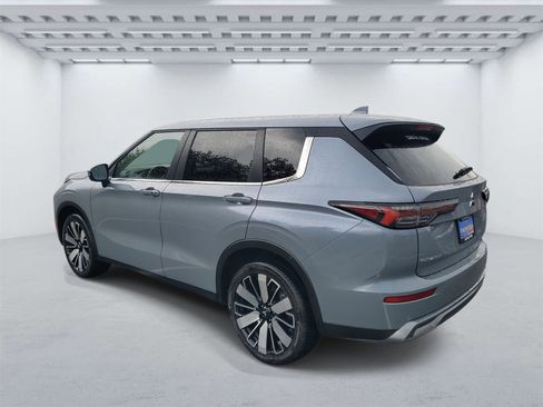 New 2025 Mitsubishi Outlander SE image 3