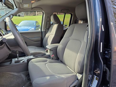 Used 2015 Nissan Frontier SV w/ SV Value Truck Package AWD/4WD image 8