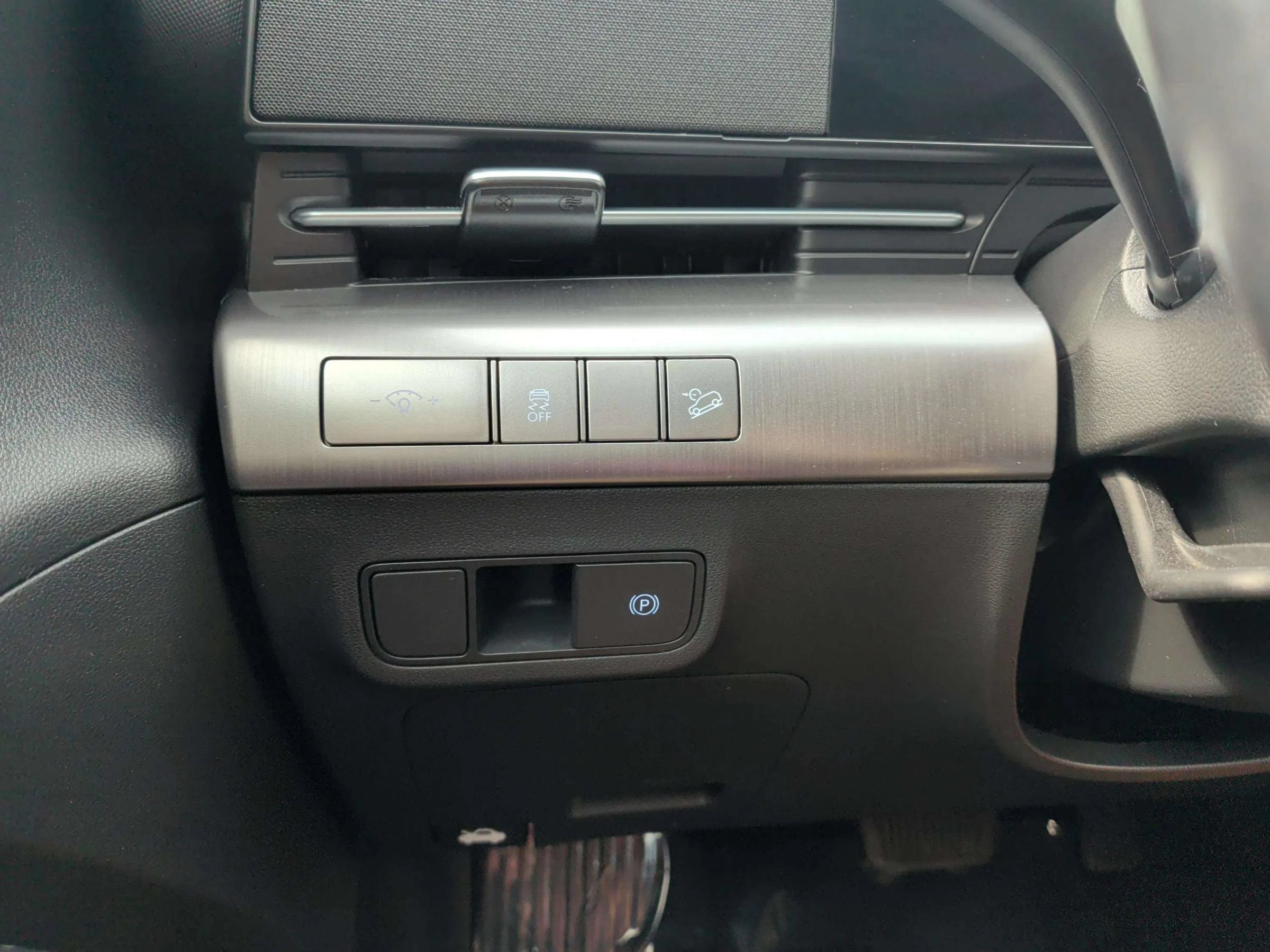 Used 2025 Hyundai Kona SEL FWD image 25