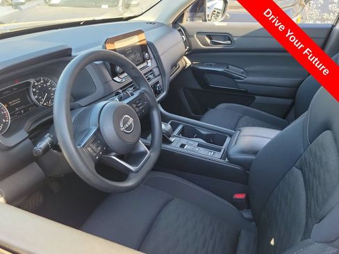 Used 2025 Nissan Pathfinder S FWD image 3