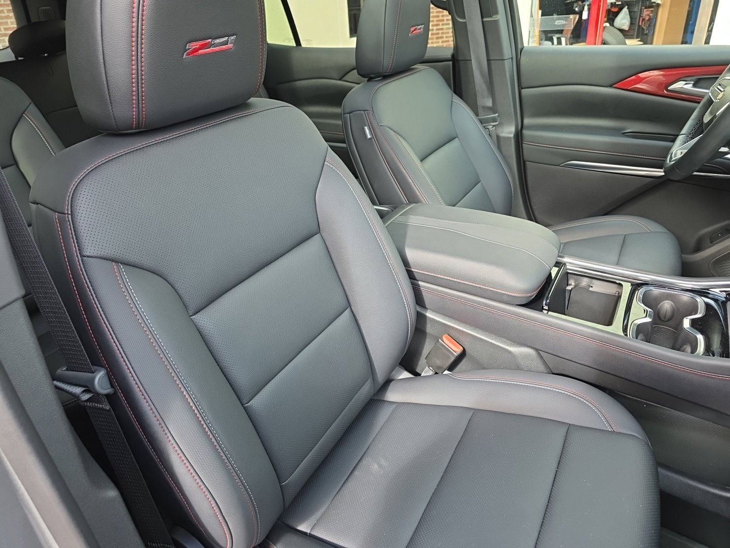 Used 2025 Chevrolet Traverse Z71 AWD/4WD image 38