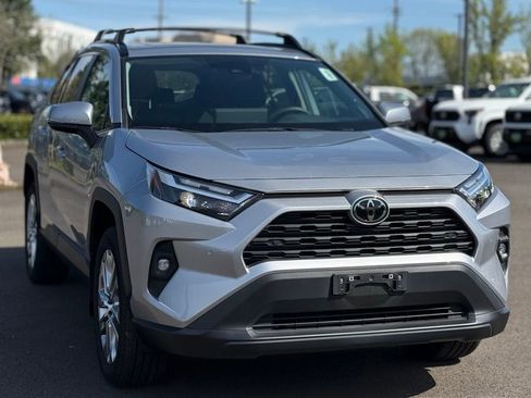 Used 2023 Toyota RAV4 XLE Premium image 7