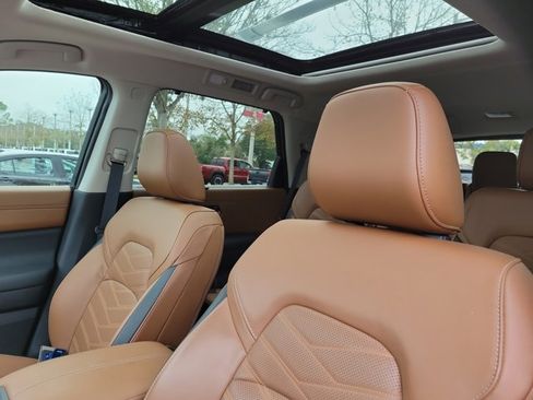 Used 2023 Nissan Pathfinder Platinum image 24