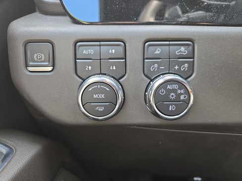 Used 2023 GMC Sierra 1500 SLT w/ SLT Premium Plus Package AWD/4WD image 26
