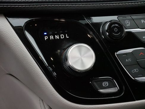 Used 2023 Chrysler Pacifica Limited image 24