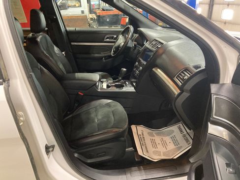 Used 2019 Ford Explorer XLT w/ Equipment Group 202A AWD/4WD image 4