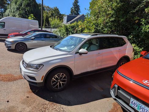 Used 2018 Volkswagen Tiguan SE w/ Panoramic Sunroof Package AWD/4WD image 2