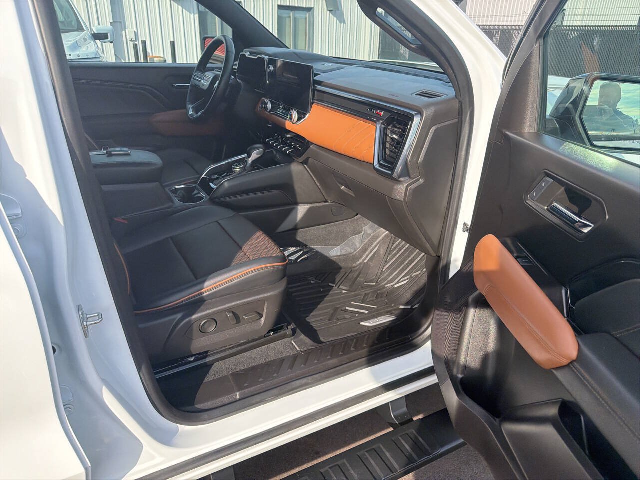 Used 2024 GMC Canyon AT4 w/ AT4 Premium Package AWD/4WD image 18
