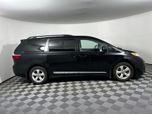 Used 2018 Toyota Sienna LE image 4