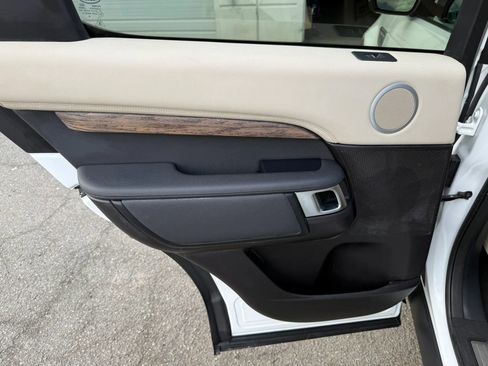 Used 2017 Land Rover Discovery HSE image 25