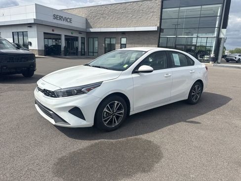 Used 2024 Kia Forte LXS image 3