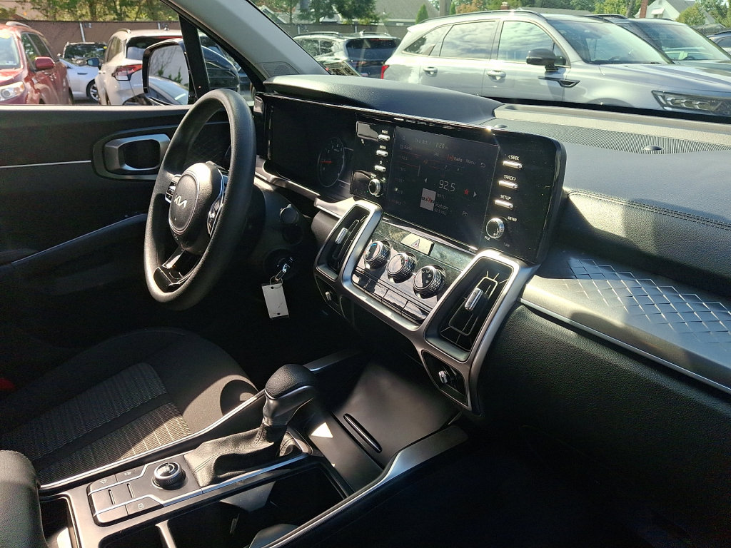 Used 2023 Kia Sorento LX FWD image 12
