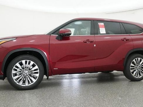 New 2026 Toyota Highlander Platinum image 18