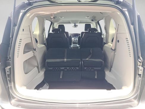 Used 2023 Chrysler Pacifica Touring-L FWD image 27