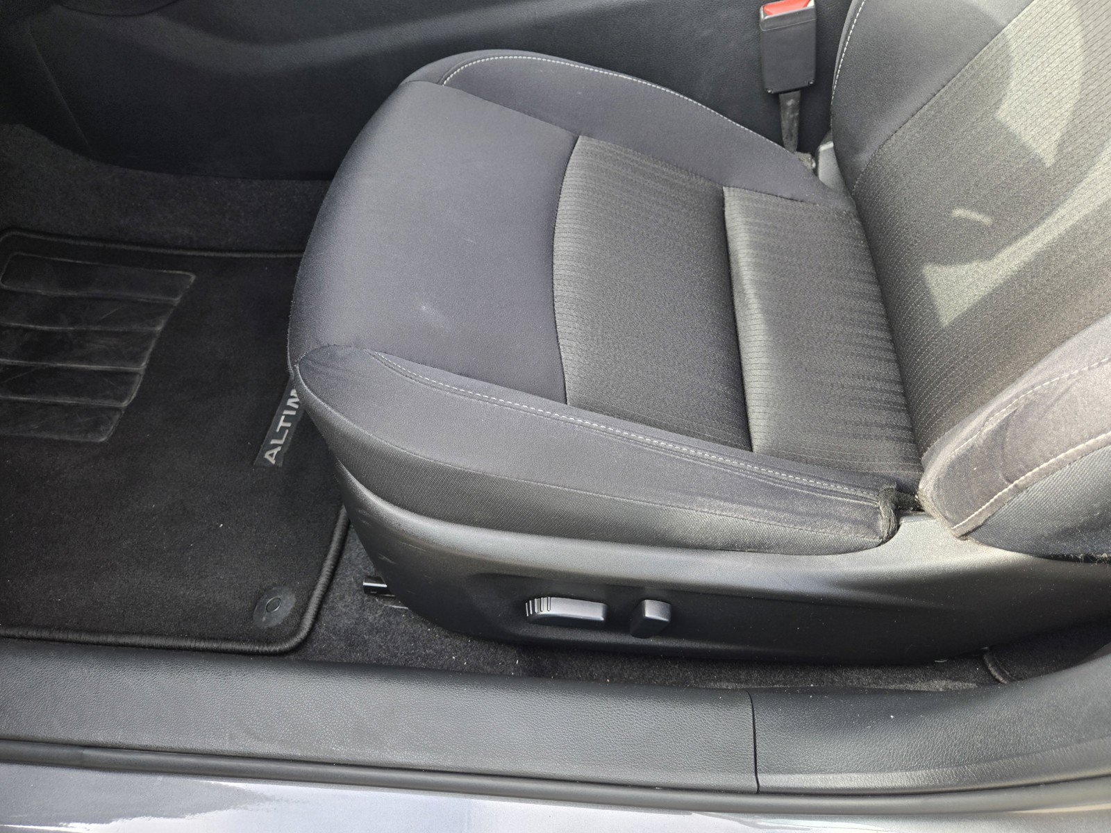 Certified 2025 Nissan Altima 2.5 SV FWD image 12