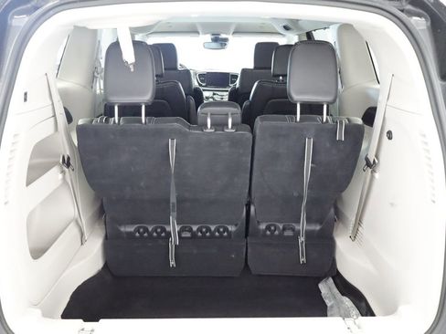 Certified 2023 Chrysler Pacifica Touring-L FWD image 19