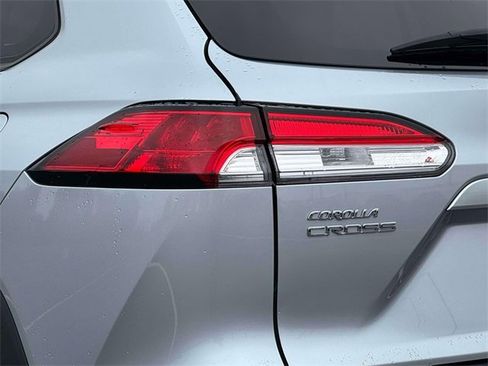 Used 2023 Toyota Corolla Cross LE image 9