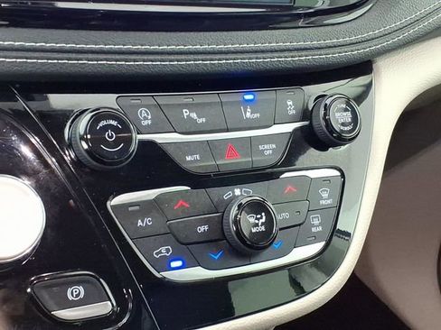 Used 2023 Chrysler Pacifica Touring-L image 24