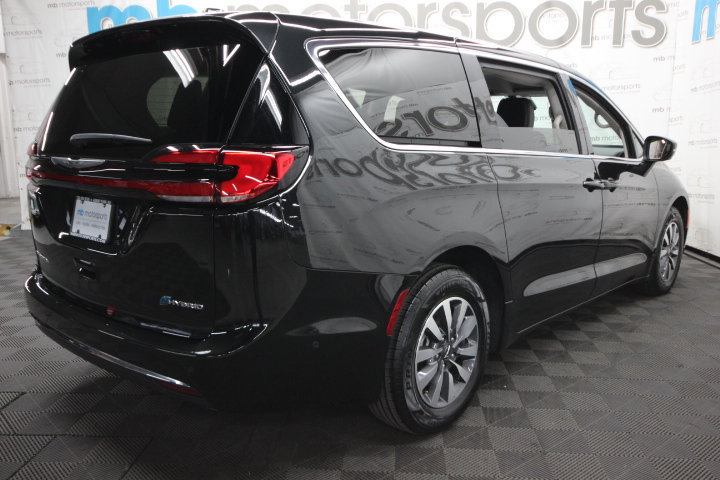 Used 2023 Chrysler Pacifica Touring-L FWD image 8