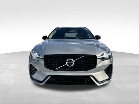 Used 2025 Volvo XC60 B5 Plus image 3