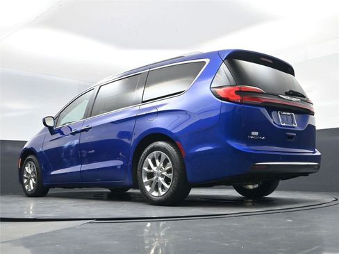 Used 2021 Chrysler Pacifica Touring-L image 12