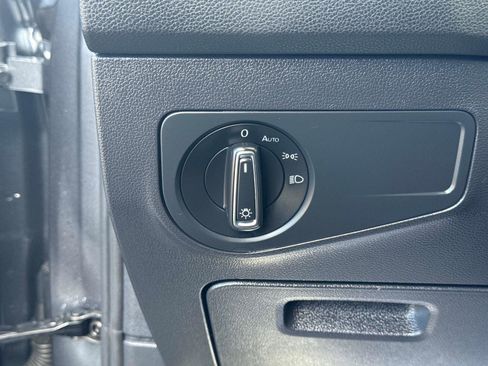 Used 2023 Volkswagen Tiguan SE w/ Panoramic Sunroof Package image 30