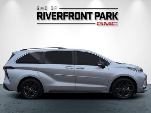 Used 2024 Toyota Sienna LE AWD/4WD image 2