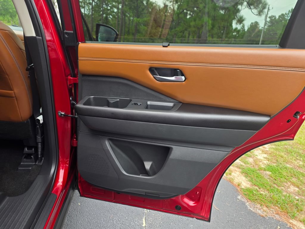 Used 2024 Nissan Pathfinder Platinum w/ Black Appearance Package FWD image 24