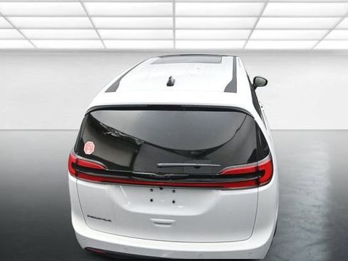 New 2026 Chrysler Pacifica Select image 15