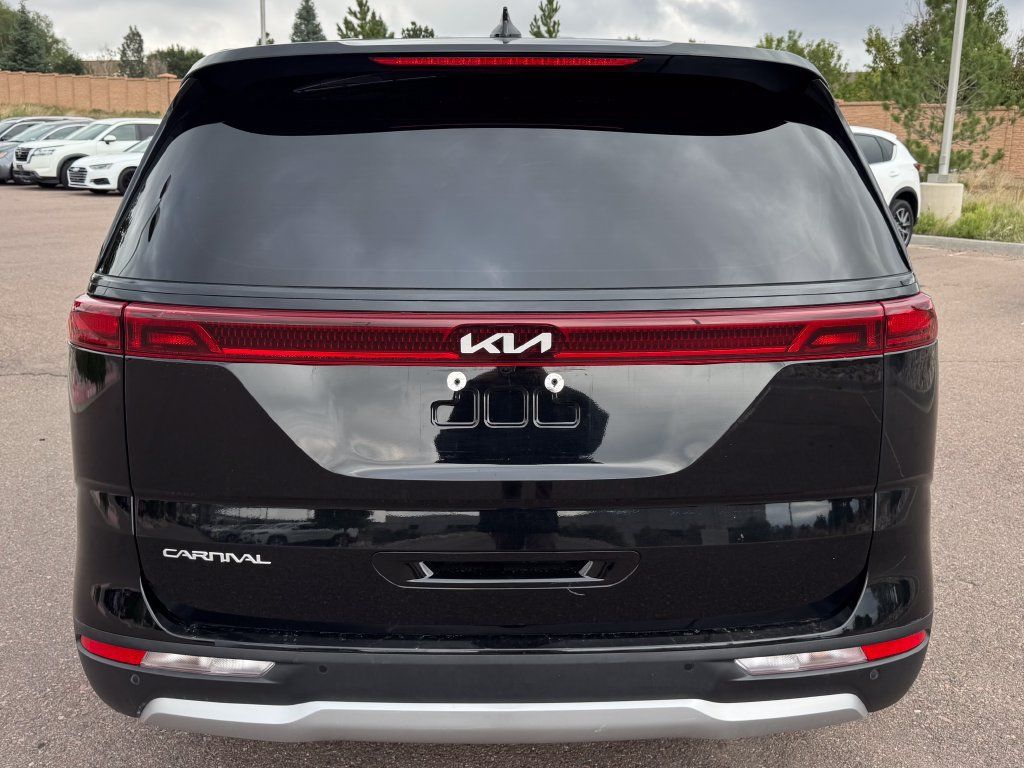 Used 2024 Kia Carnival LX FWD image 5