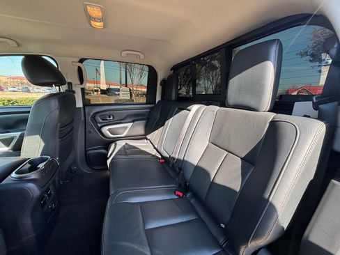 Used 2018 Nissan Titan SL image 22
