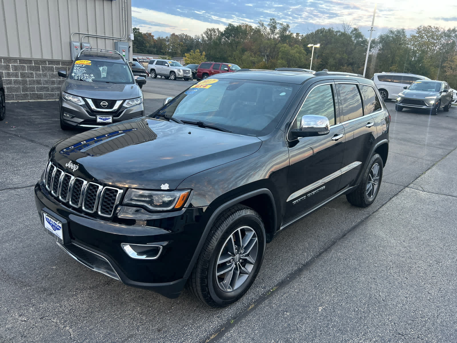 Used 2017 Jeep Grand Cherokee Limited w/ Luxury Group II AWD/4WD image 3