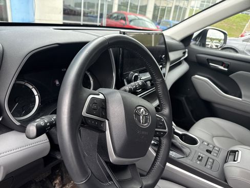 Used 2023 Toyota Highlander XLE AWD/4WD image 9