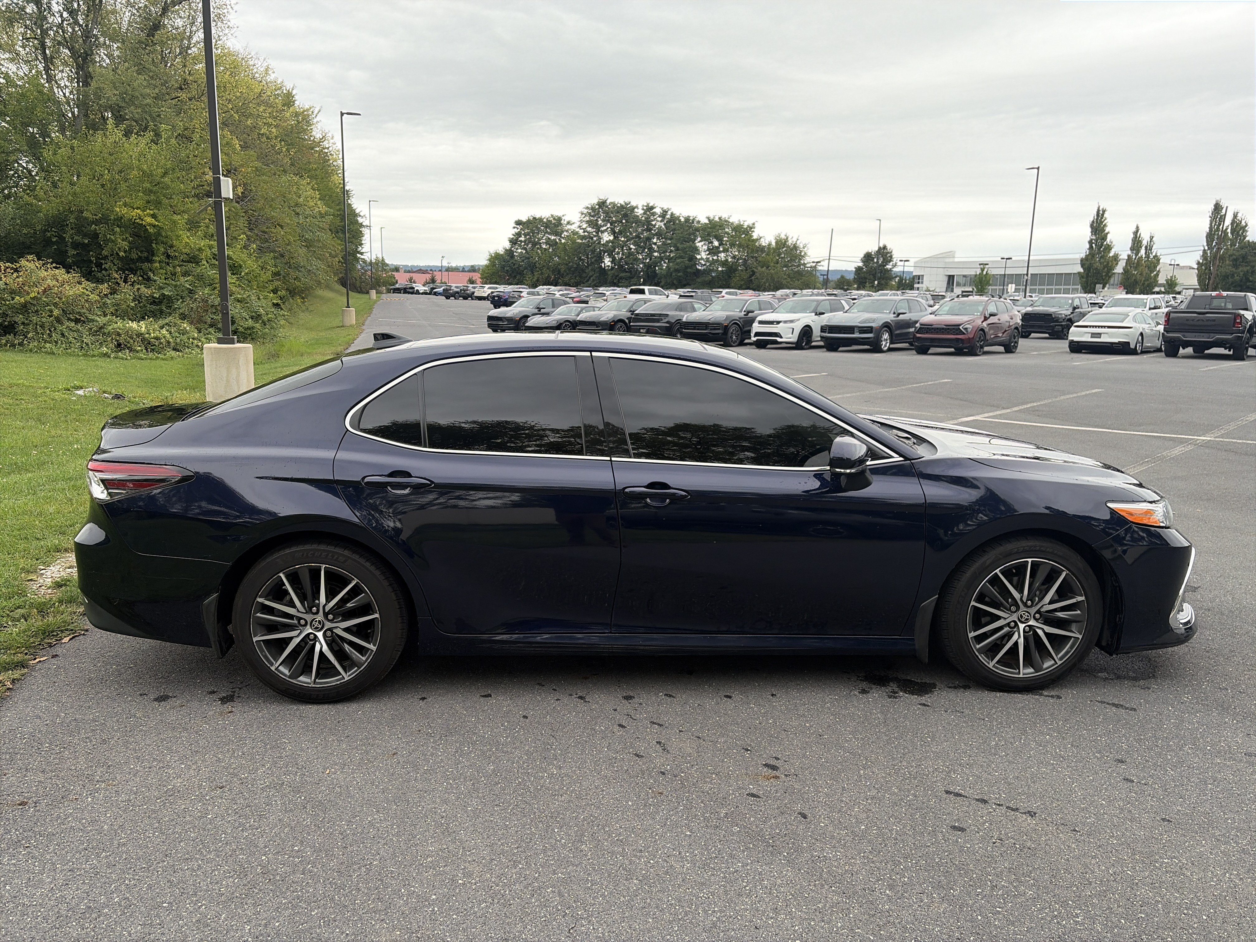 Used 2022 Toyota Camry XLE w/ Navigation Package FWD image 4