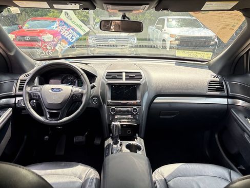 Used 2018 Ford Explorer XLT w/ Equipment Group 202A FWD image 7