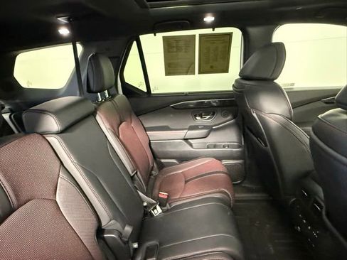 Used 2025 Honda Pilot Black Edition image 42