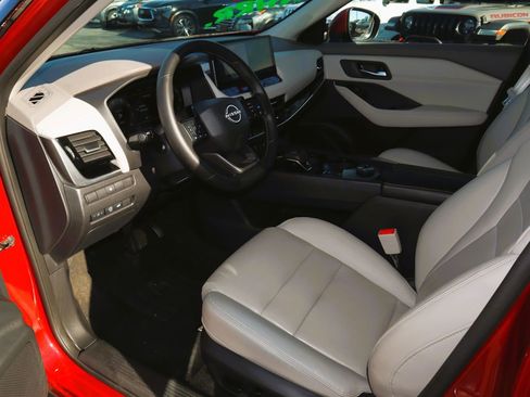 Used 2025 Nissan Rogue SL image 10