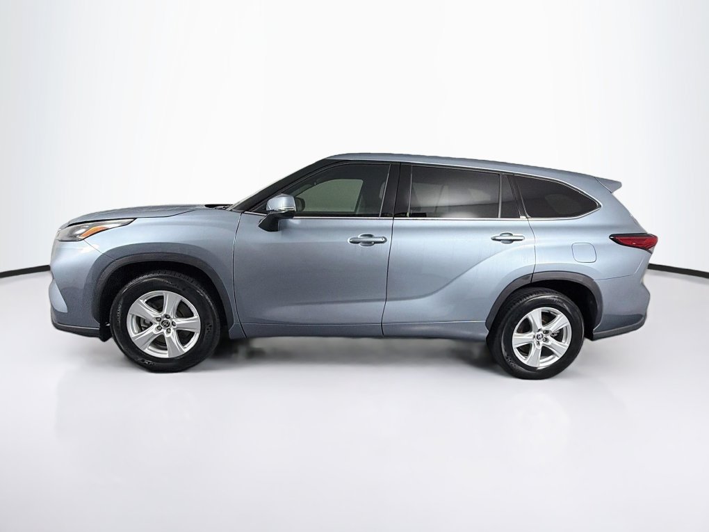 Used 2022 Toyota Highlander LE FWD image 6