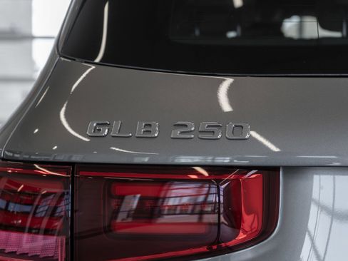 Used 2025 Mercedes-Benz GLB 250 4MATIC image 22