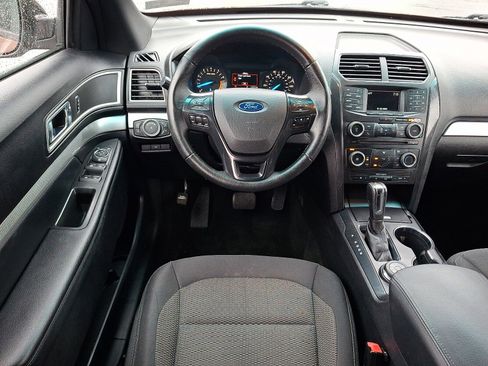 Used 2017 Ford Explorer XLT image 11