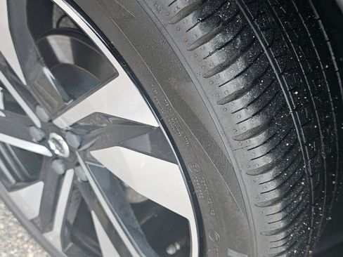 Used 2023 Volvo XC40 B5 Ultimate w/ Climate Package image 11