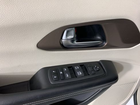 Used 2022 Chrysler Voyager LX image 15