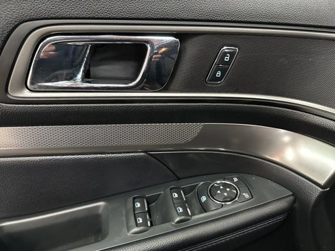 Used 2018 Ford Explorer XLT image 17