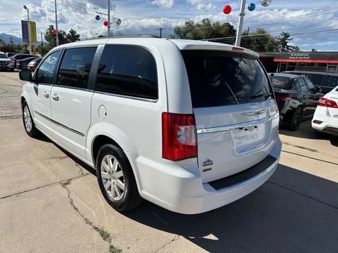 Used 2016 Chrysler Town & Country Touring FWD image 5