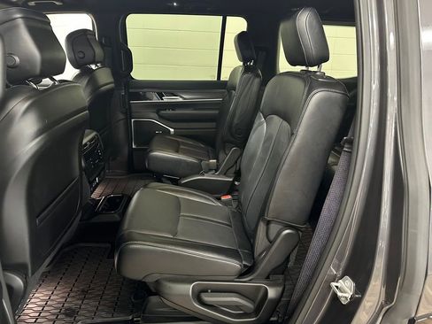 Certified 2024 Jeep Wagoneer Series III AWD/4WD image 36