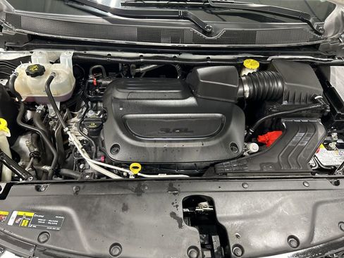 Used 2024 Chrysler Pacifica Touring-L image 32