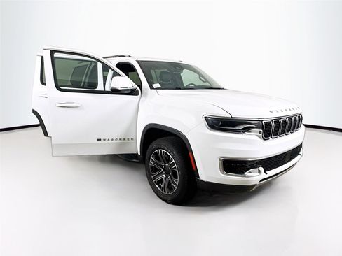 Used 2022 Jeep Wagoneer Series III w/ Flexible Seating Group image 14