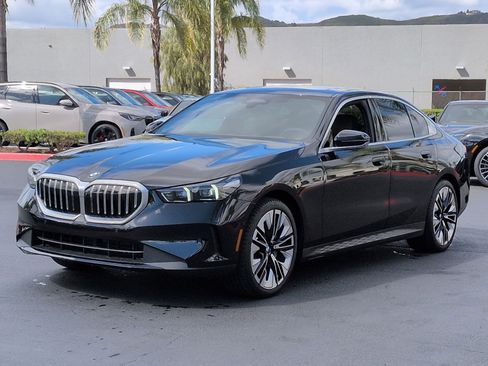 Used 2024 BMW 530i w/ Premium Package RWD image 5