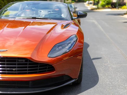 Used 2021 Aston Martin DB11 Volante RWD image 22